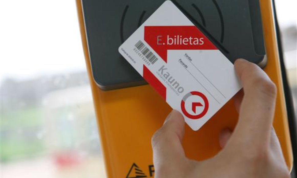Įsigyti bei pasipildyti elektroninius bilietas galima ne tik internetu – tai galima padaryti spaudos kioskuose bei prekybos centruose, pažymėtuose specialiu Kauno viešojo transporto logotipu.