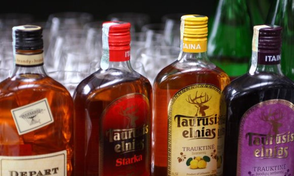 Alkoholio gamintojai jau pradėjo sėti paniką šalyje grasindami išaugsiančia nelegalių gėrimų prekyba, mažėsiančiomis biudžeto pajamomis.