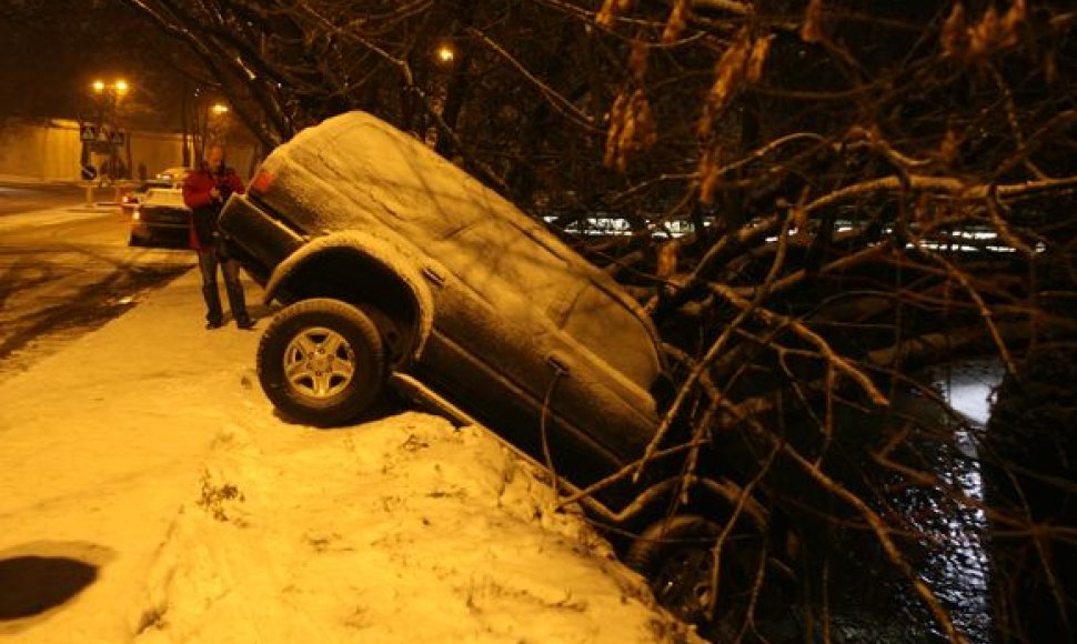 Vilniuje, Maironio g. automobilis Toyota pakibo ant upės skardžio.