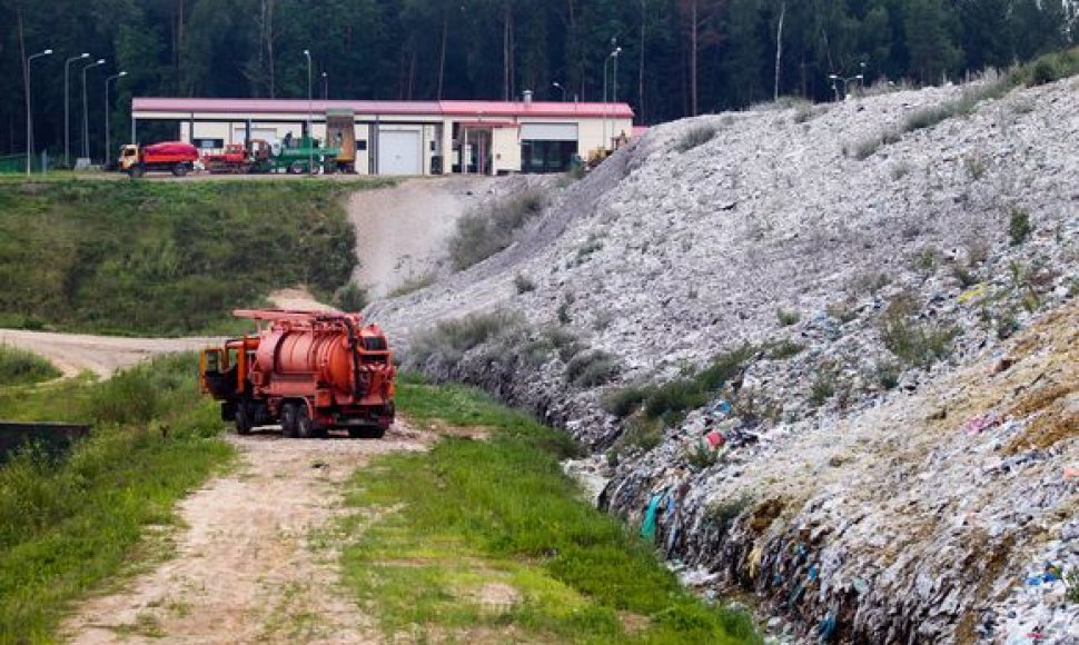 Kazokiškių sąvartyne atliekos kaupiasi itin greitai – baigiama užpildyti pirmoji sekcija ir jau planuojama antroji.