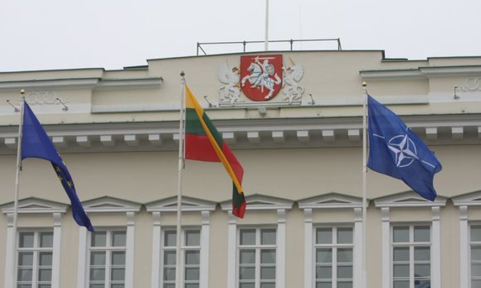 Lietuvos, Europos Sąjungos ir NATO vėliavų pakėlimas S.Daukanto aikštėje, minint Lietuvos įsijungimo į Šiaurės Atlanto Sutarties Organizaciją (NATO) 5-ąsias metines