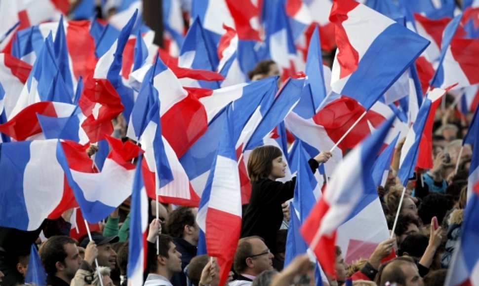 Prancūzai mojuoja savo šalies vėliavėlėmis