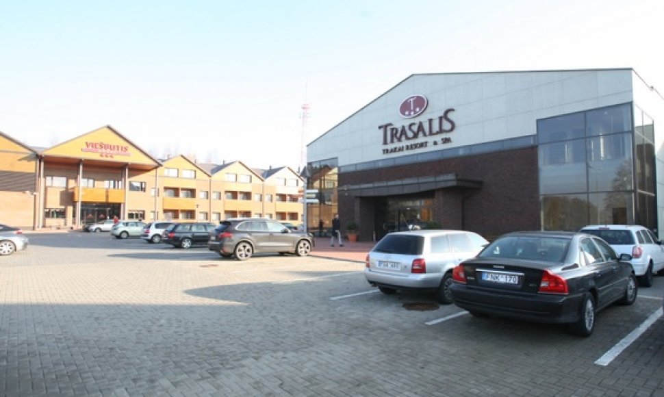 Sostinės valdžios atstovai salę Vilniaus savivaldybėje iškeitė į pramogų ir poilsio centrą „Trasalis“.