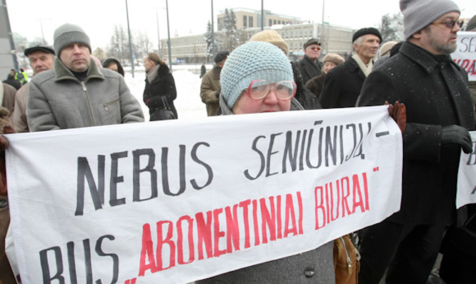 Grupė vilniečių Europos aikštėje protestavo prieš seniūnijų naikinimą.