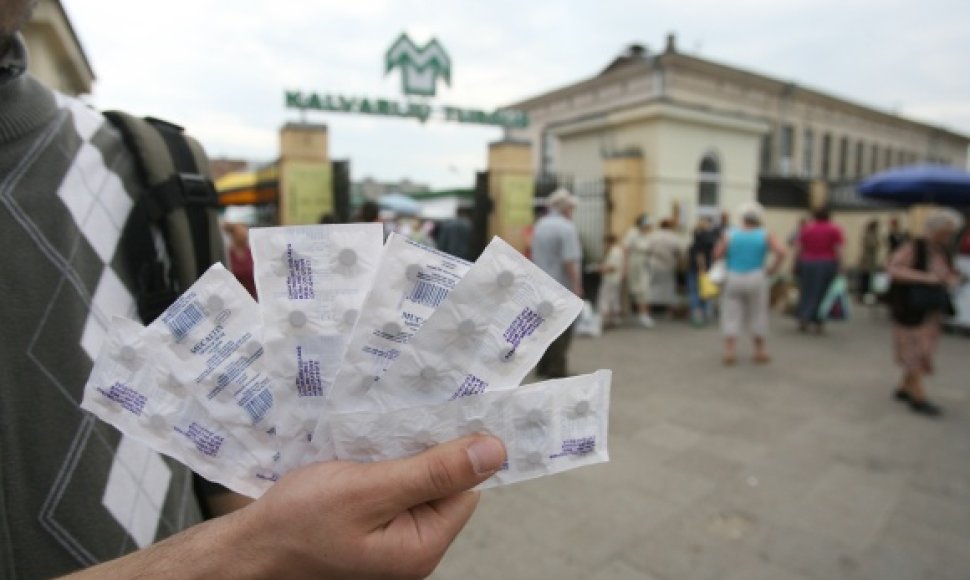 Kalvarijų turguje licencijos prekiauti vaistais niekam nėra suteikta, tačiau medikamentų čia galima ne tik įsigyti, bet ir parduoti