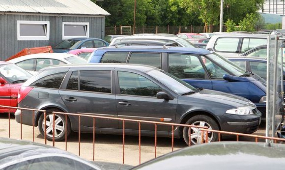 „Renault“ automobilis, su kuriuo siautėjo S.Kibilda, buvo išvežtas ir saugomas kelių policijos aikštelėje.