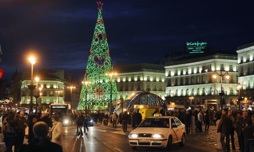 Pačioje Madrido širdyje – Puerta del Sol aikštėje sužibo ir Kalėdų eglė. 