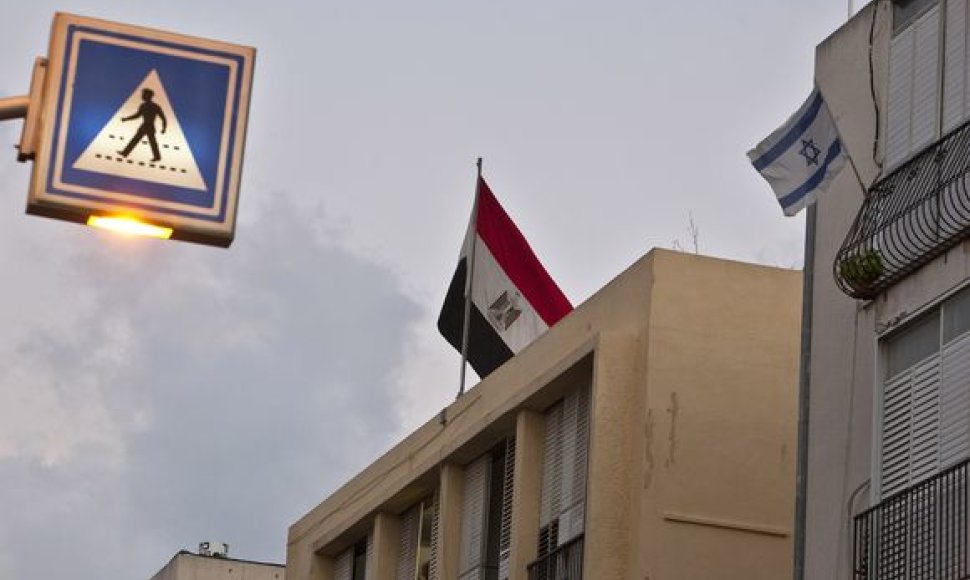 Protestuotojas ant Izraelio ambasados iškėlė Egipto vėliavą
