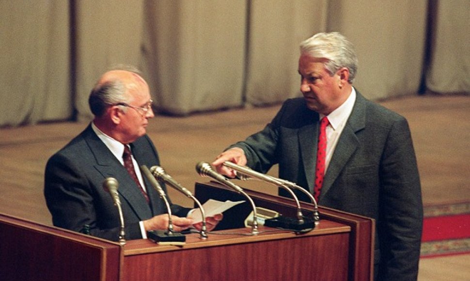 Michailas Gorbačiovas ir Borisas Jelcinas 1991 metų rugpjūčio 22-ąją