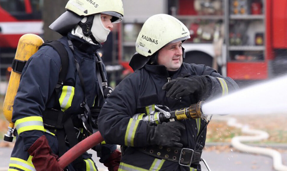 Ugniagesiai gesina gaisrą