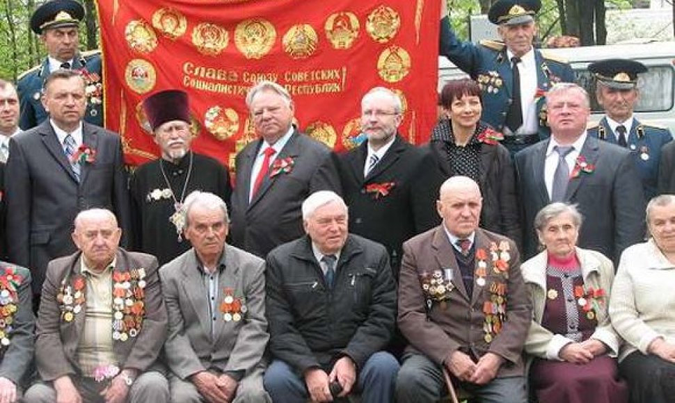 V.R.Gritėnas (trečias iš kairės) užsitraukė nemalonę nusifotografavęs prie Sovietų Sąjungą šlovinančios vėliavos.