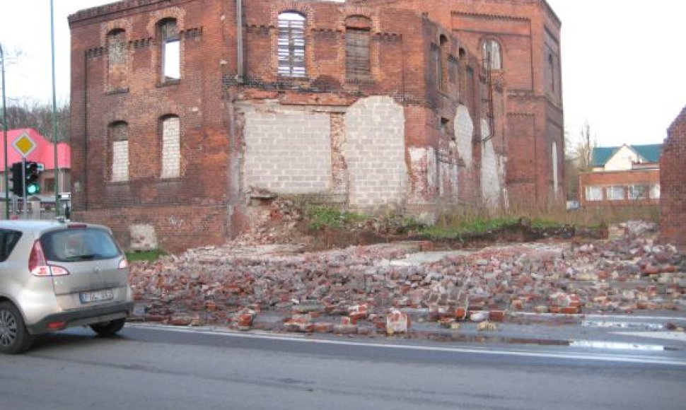 Nugriuvusi Klaipėdos Dujų fabriko siena
