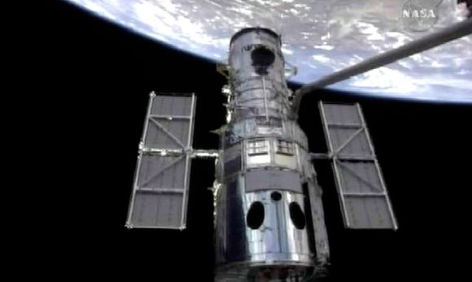 Artimiausiu metu ketinama atnaujinti 19 metų tarnavusį orbitinį teleskopą „Hubble“, tačiau remonto darbus apsunkina galimi susidūrimai su kosminėmis šiukšlėmis.