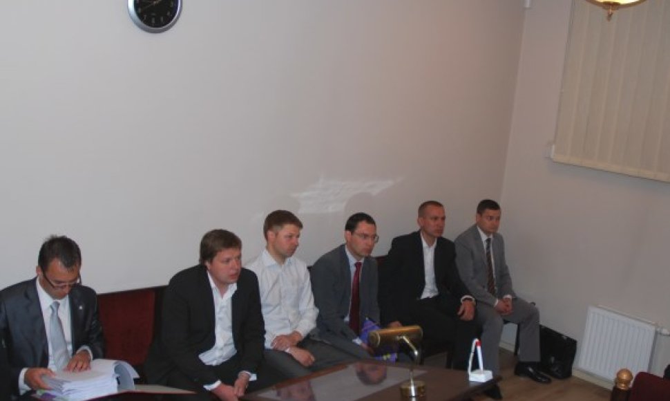 Kaltinamųjų šešetas teisiamųjų suole (iš kairės): R.Pogorelovas, A.Grigalauskas, R.Macas, P.Čiapas, M.Romanovskis, A.Urbonas.