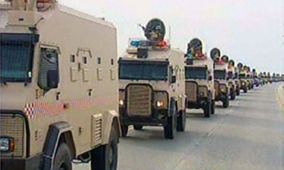 Saudo Arabijos kariuomenė įvažiuoja į Bahreiną.