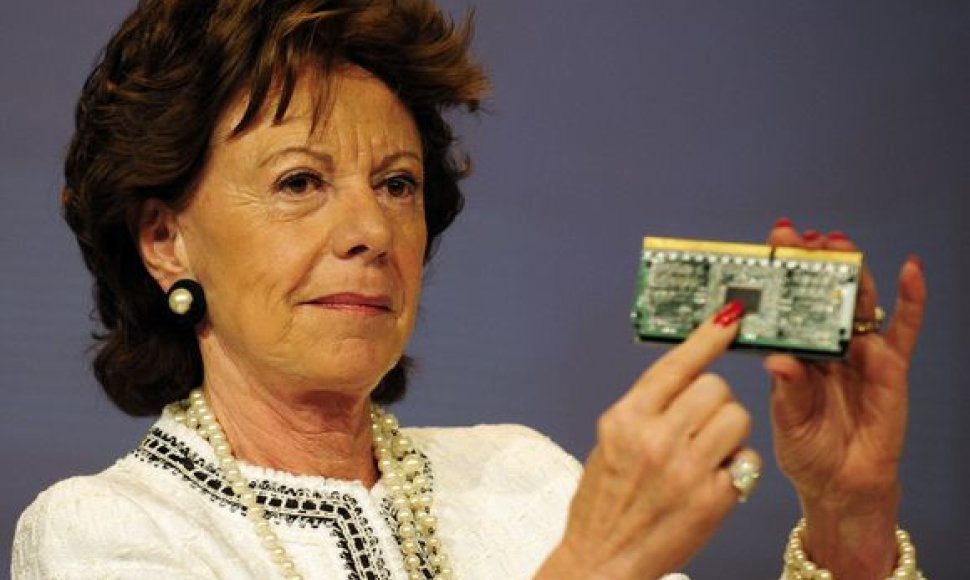 ES konkurencijos komisarės Neelie Kroes rankose – „Intel“ mikroschema.