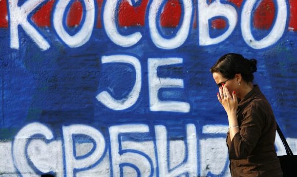 Užrašas Belgrade ant sienos skelbia: „Kosovas yra Serbija“.