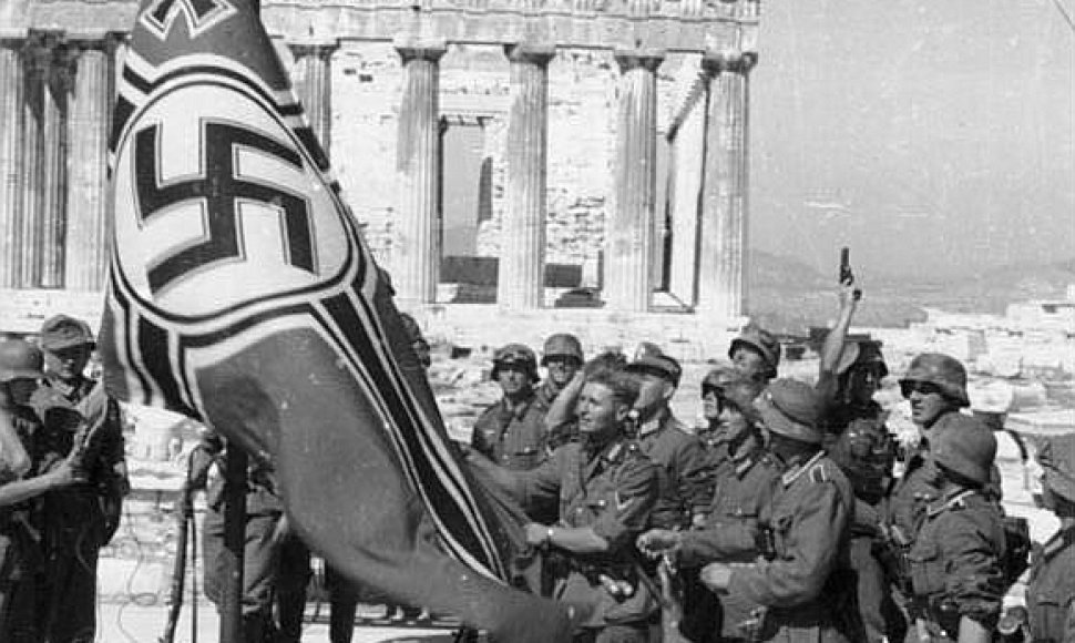 Nacistinės Vokietijos kariai Atėnų Akropolio fone (1941 m.). Graikija dabar kaltina Vokietiją, kad ši nesumokėjo kompensacijos už Antrojo pasaulinio karo metais padarytus nuostolius.