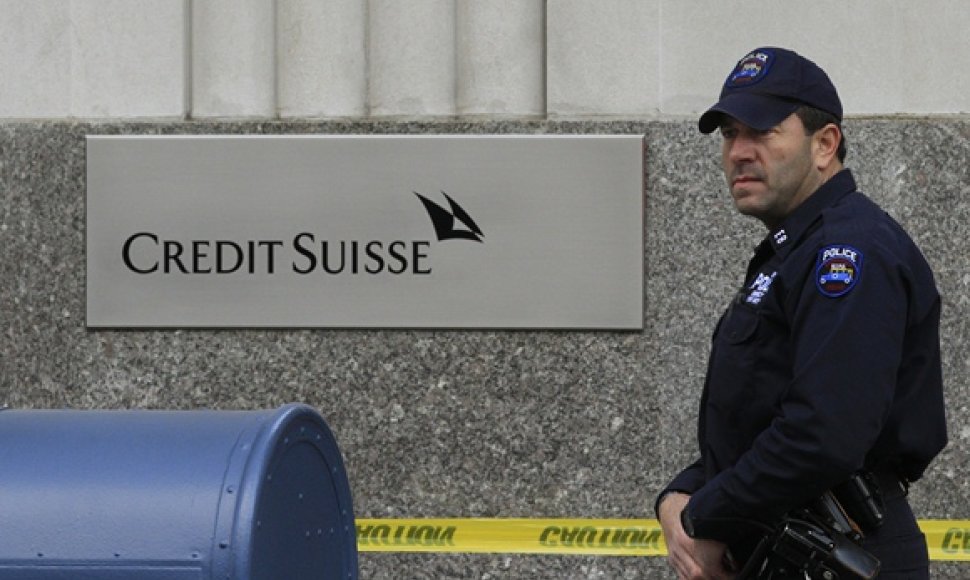 Niujorko policininkas šalia aptverto Šveicarijos banko „Credit Suisse“