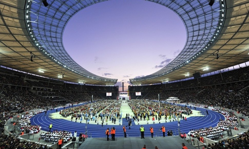 Berlyno stadione popiežius aukojo mišias