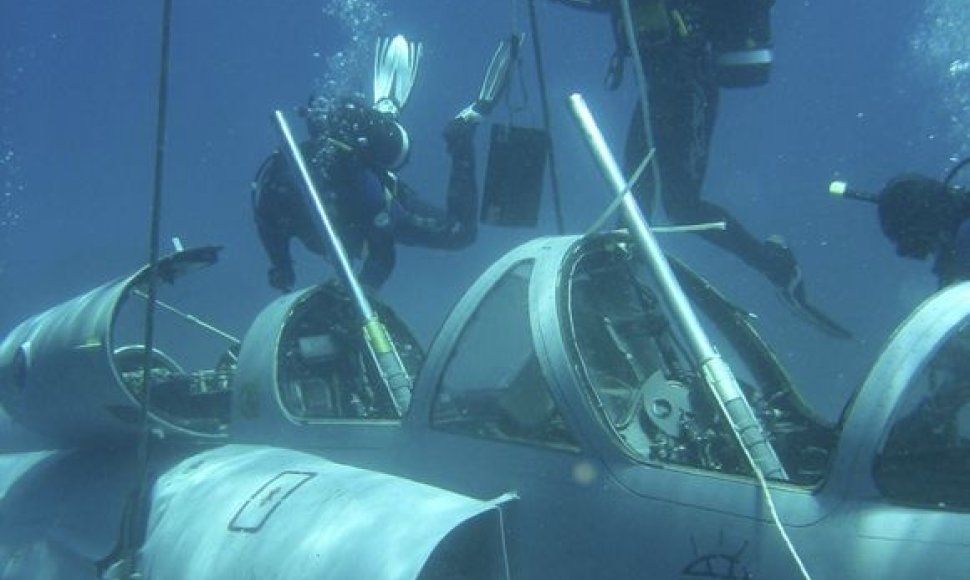 Narai prie „Mirage 2000“ naikintuvo Egėjo jūroje