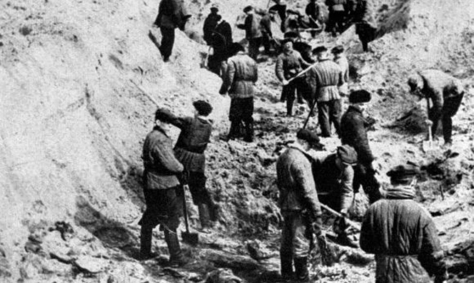 Katynės aukų ekshumacija, kurią 1943-iaisiais atliko vokiečiai.