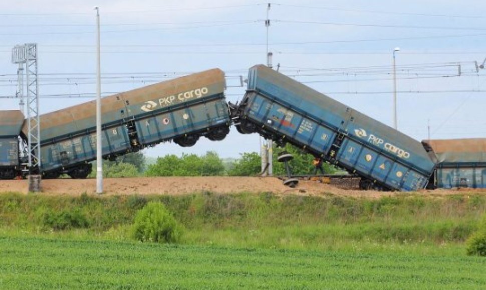 Lenkijoje nuo bėgių nuvažiavo traukinys