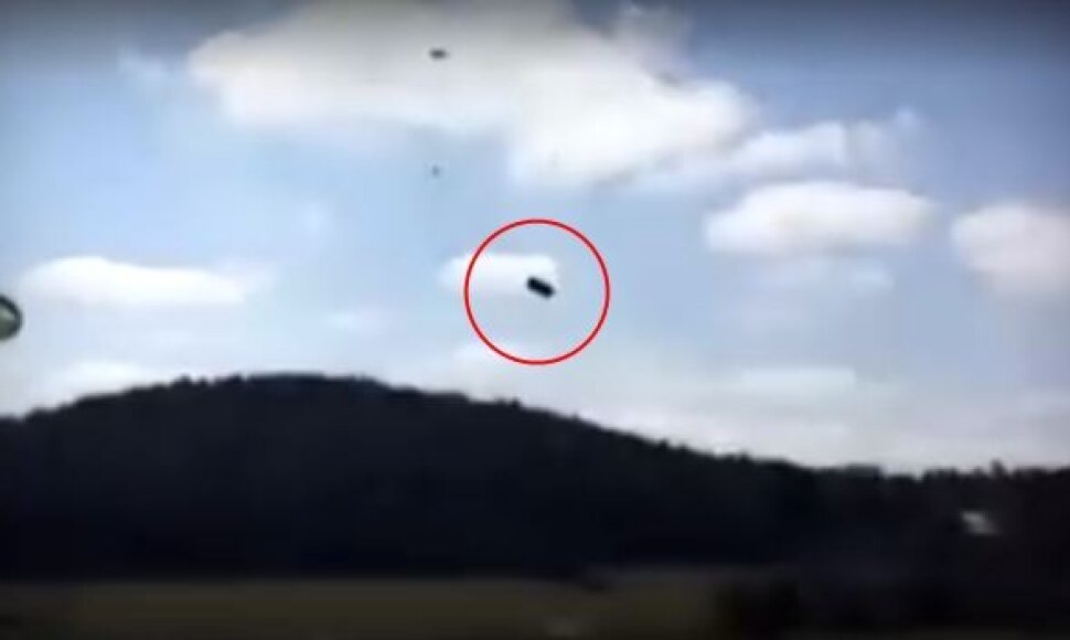 Į žemę tuoj besitrenksiantis „Humvee“