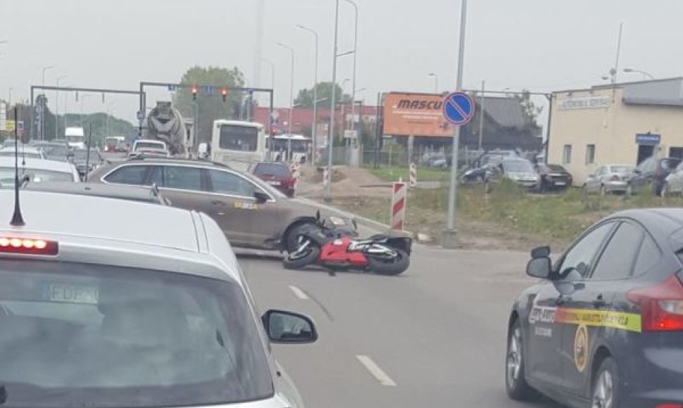 Motociklo ir "Škodos" avarija Kaune