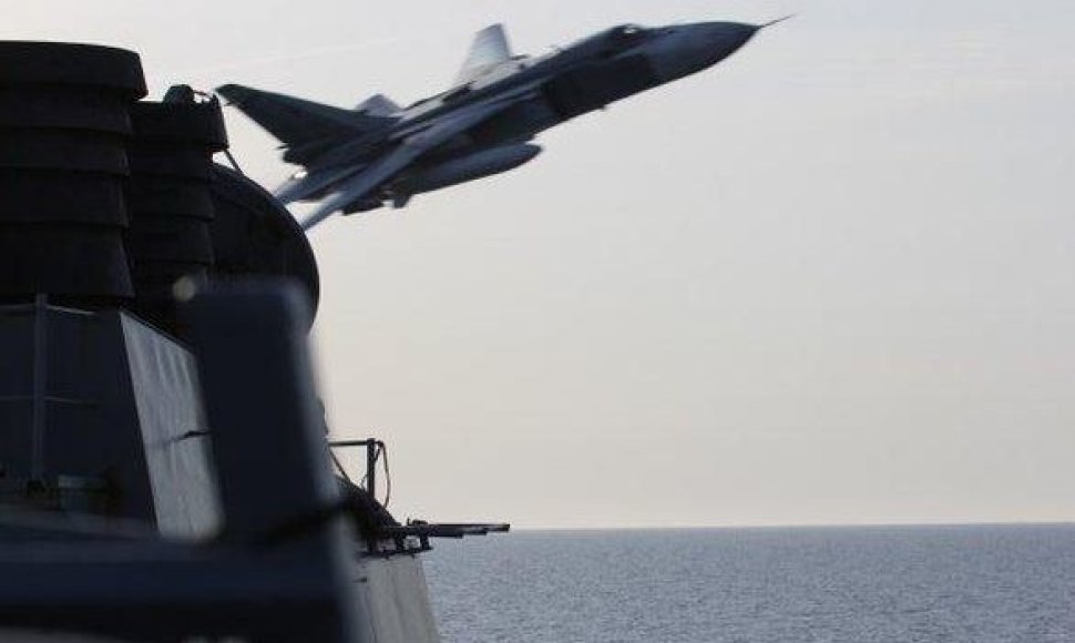 Rusijos naikintuvas prie „USS Donald Cook“