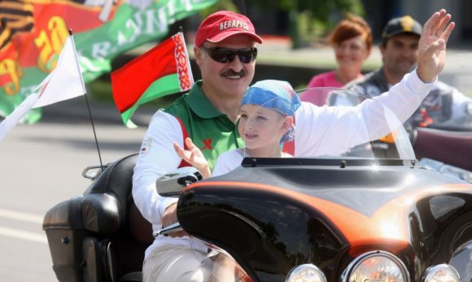 Aleksandras Lukašenka su sūnumi Nikolajumi mėgaujasi pasivažinėjimu „Harley-Davidson“ motociklu.