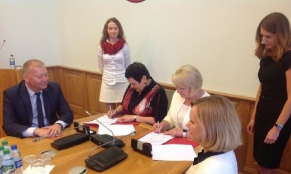 Susitarimą dėl STEAM centro pasirašė švietimo ir mokslo ministrė Audronė Pitrėnienė ir Alytaus kolegijos, kurios patalpose ir bus įkurtas STEAM centras, direktorė Danutė Remeikienė.