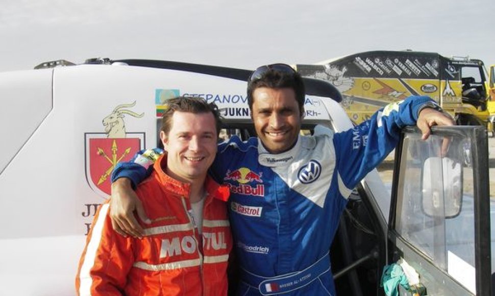 A.Juknevičius kartu su 2011 metų Dakaro ralio čempionu N.Al-Attiyahu, kurio laukia savo namuose Lietuvoje.