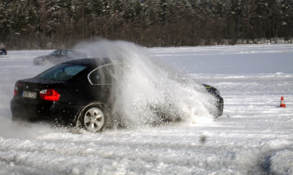 Automobilis ant ledo