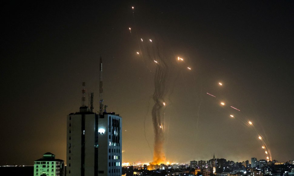 Iš Gazos Ruožo Izraelio link skriejančios raketos