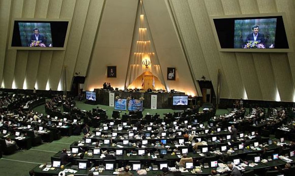 Irano parlamentas patvirtino 18 iš 21 prezidento Mahmoudo Ahmadinejado pasiūlytų kandidatų užimti ministrų postus.