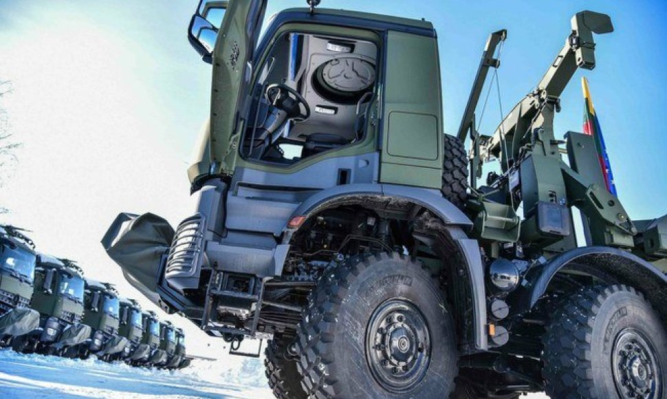 Lietuvos kariuomenei perduoti sunkvežimiai „Arocs“