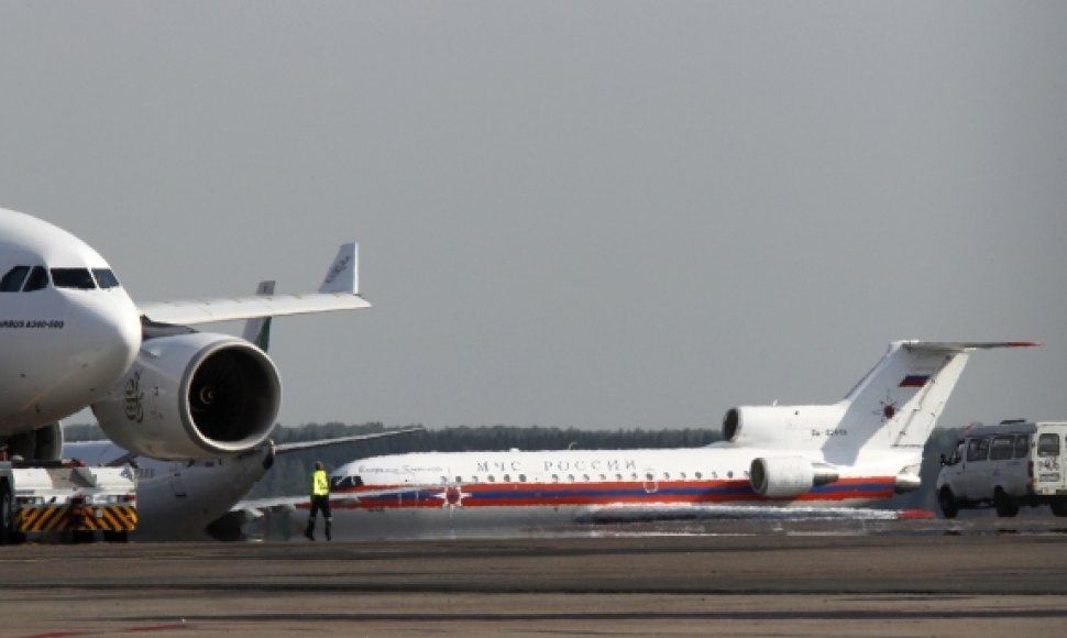 Rusijos nepaprastųjų situacijų ministerijos lėktuvas su šnipinėjimu įtariamais Rusijos piliečiais nusileido Domodedovo oro uoste.