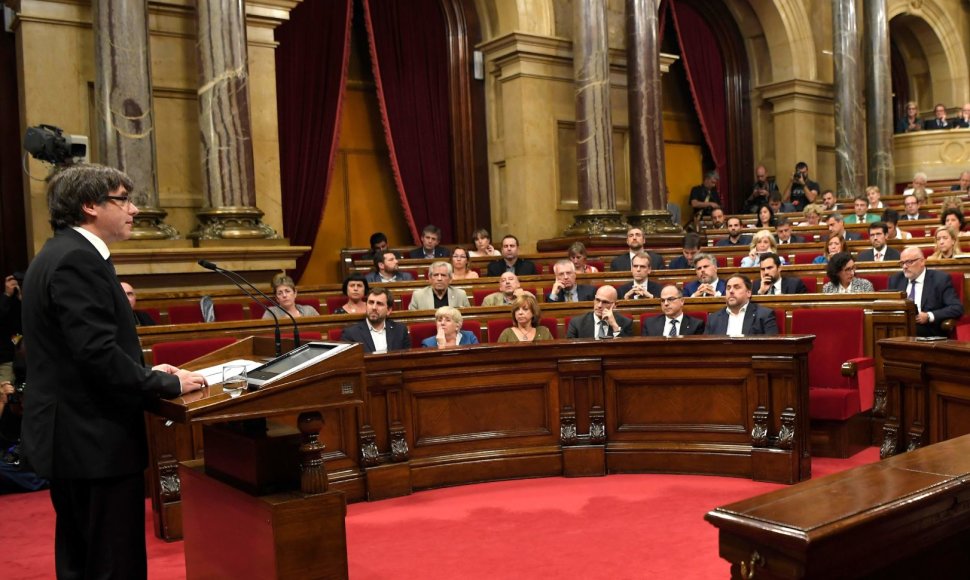 Carlesas Puigdemontas sako kalbą Katalonijos parlamente.