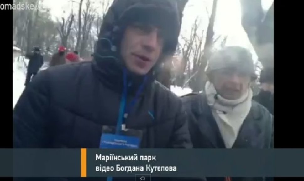 „Tituškos“ Ukrainoje tiesioginiame eteryje užpuolė žurnalistą.