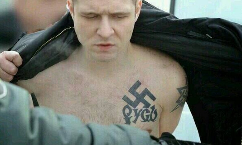 Šis Maidane demaskuotas tituška ant krūtinės netgi turėjo svastikos ir užrašo Rusi tatuiruotę