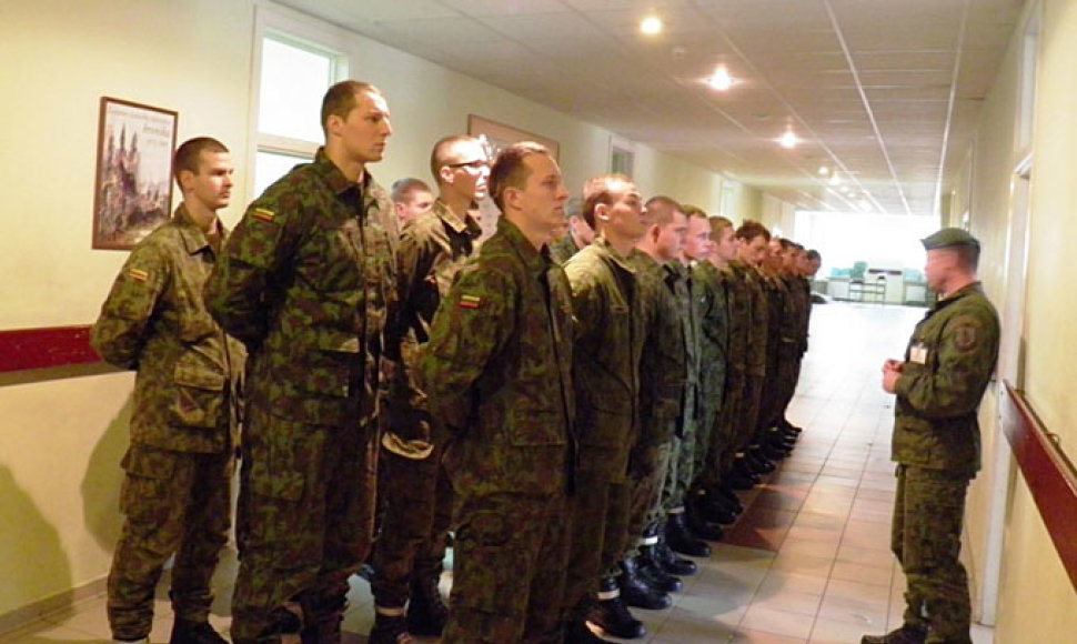 63 kariai savanoriai pradėjo bazinius kursus