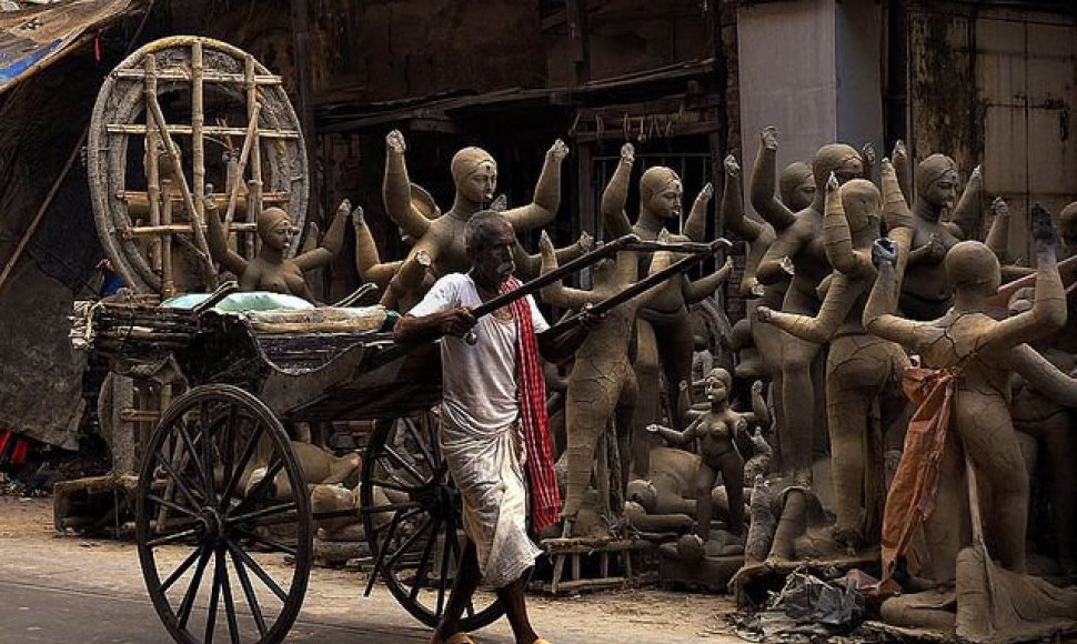 Kalkutoje vyras veža deivių skulptūras