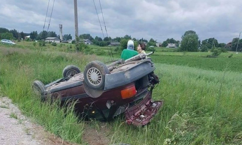 Apverstas senolio „Audi 80“ įvykio vietoje