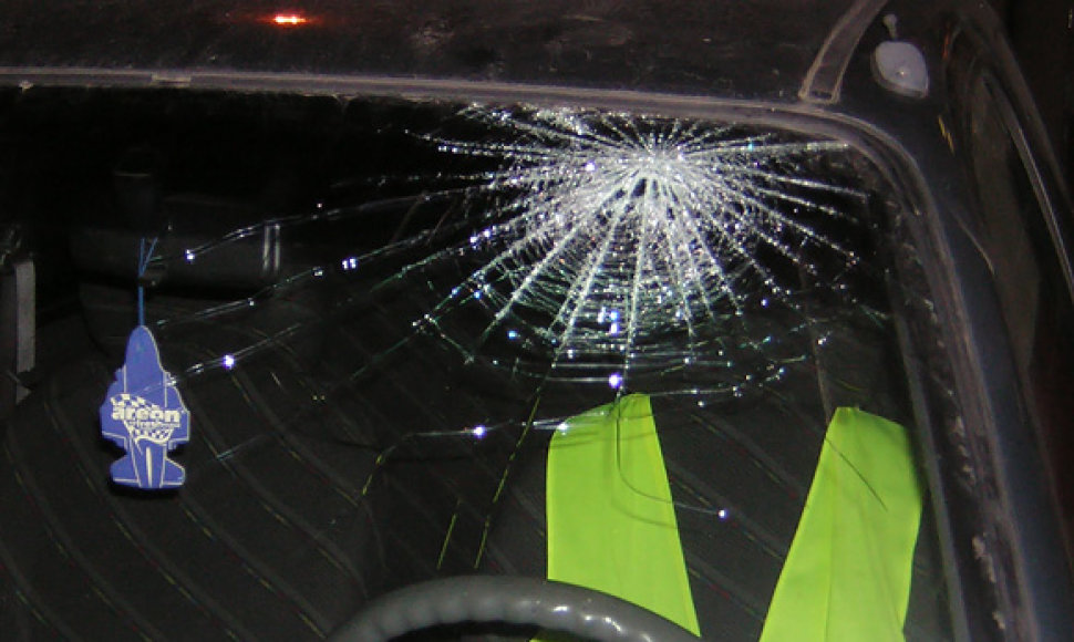 Sudaužytas pažeidėjo automobilio stiklas
