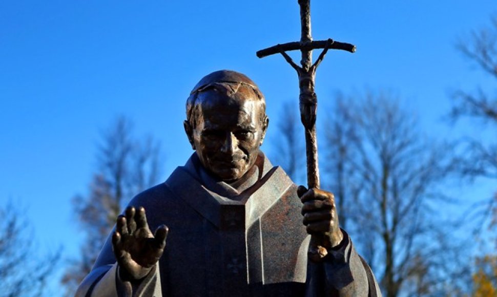 Popiežiaus Jono Pauliaus II skulptūra Šiauliuose