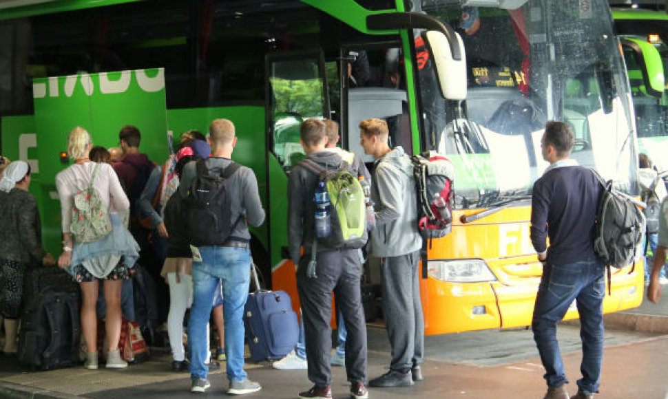 Bendrovės „Flixbus“ autobusas ir keleiviai