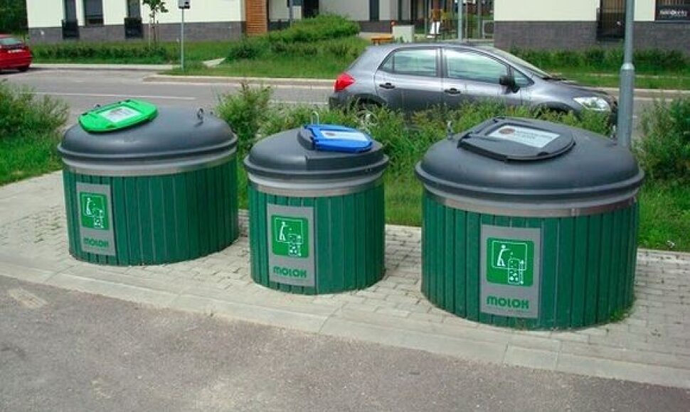 Požeminis konteineris du trečdalius įleidžiamas į žemę. 