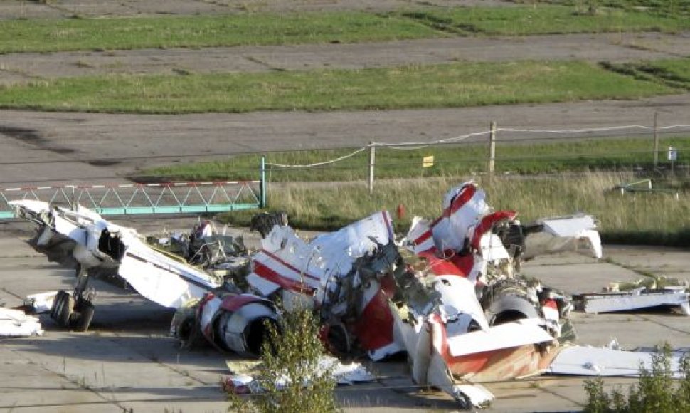 Lenkijos prezidento Lecho Kaczynskio lėktuvo nuolaužos, surinktos į vieną vietą Smolensko aerodrome