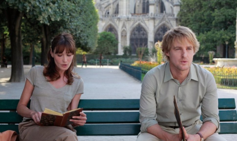 Carla Bruni-Sarkozy ir Owenas Wilsonas Woody Alleno komedijoje „Vidurnaktis Paryžiuje“.